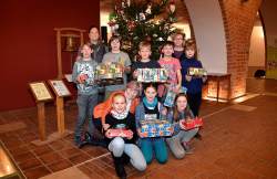 2017 schmückten Mädchen und Jungen der Kinderbürgerschaft aus dem Rostocker Freizeitzentrum den Weihnachtsbaum