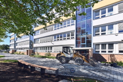 Letzte Arbeiten auf dem Schulhof, bevor an der Hundertwasser-Gesamtschule das neue Schuljahr beginnt.