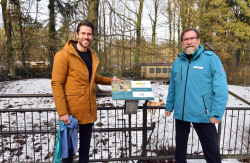 EDEKA-Geschäftsleiter Stephan Cunäus (li.) und Zoodirektor Udo Nagel enthüllen das Patenschaftsschild am Gehege der Wildhunde.