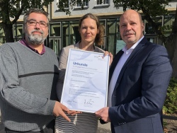 Der Vertreter des Präventionsrates und der lokalen Partnerschaft für Demokratie Matthias Siems, die Koordinatorin des Projektes des Präventionsrates Marlen Schmidt und Rostocks Senator Dr. Chris Müller-von Wrycz Rekowski  (v.l.) mit der Urkunde. 