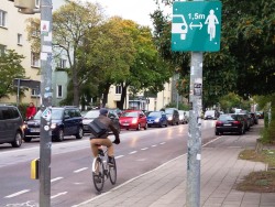 Hinweisschild Überholabstand