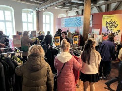 Schätzchen-Pop-up-Kleidertausch im Rathaus