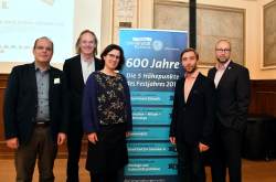 Dr. Steffen Stuth (Leiter Kulturhistorisches Museum), Dr. Jörg-Uwe Neumann (Leiter Kunsthalle Rostock), Dr. Kristin Nölting (Leiterin Jubiläumsbüro Universität Rostock), Sven Daigger (Komponist der Jubiläumsoper) und Matthias Fromm (Geschäftsführer Rostock Marketing und Tourismusdirektor) informierten die Touristiker über die anstehenden Highlights im Jubiläumsjahr der Universität Rostock. 