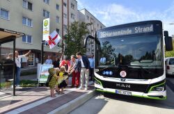 Sie hatten bei der Einweihung der Bushaltestelle Bützower Straße ihren großen Auftritt bei der Einweihung: Die drei Kinder aus der benachbarten Kita 