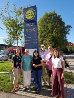 it Mobilitätslotsen am Mobilpunkt in der Ulmenstraße: Maria Barthelmann, Ursula Birkner, Luong Chau, Jürgen Materlik, Mike Bertram, Lisa Wiechmann (v.l.n.r.)