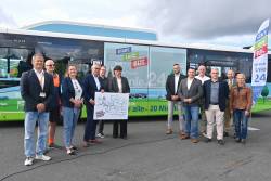 Gemeinsam mit Verantwortlichen aus Stadt und Landkreis, den Vorständen der RSAG, den beteiligten Ämtern, dem Verkehrsverbund Warnow und weiteren Gästen wurde heute die neue Linie 24 für den Stadt-Umland-Verkehr offiziell eingeweiht.