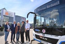 neue Linie 24, Haltestelle Pastow Nordwest, Hanse Outlet (v.l.n.r.): Tagsüber fährt die neue Linie 24 immer stündlich zur Haltestelle Pastow Nordwest und damit direkt zum Hanse Outlet: MIRROR-Projektmanagerin Dr. Maxi Bergel, RSAG-Vorstand Jan Bleis, Monika Elgeti, Bürgermeisterin von Broderstorf, RSAG-Vorstand Yvette Hartmann und Center-Manager Christian Eck hoffen nun auf viele neue Fahrgäste.