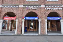 Der Eingang des neuen Kundenzentrums befindet sich direkt unter den Arkaden an der Ecke zur Breiten Straße.