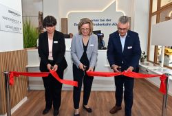 Dr. Ute Fischer-Gäde, Senatorin für Infrastruktur, Umwelt und Bau (in der Mitte) und die RSAG-Vorstände Yvette Hartmann und Jan Bleis geben das neue RSAG-Kundenzentrum für die Öffentlichkeit frei.
