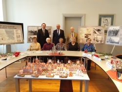 Oberbürgermeister Roland Methling und Konstantin Nefedov, Leiter der Konsularabteilung bei der Russischen Botschaft, erinnern gemeinsam mit Raisa Golod, Anelia Iljina, Zinaida Reinberg, Sofia Rogova, Anatolij Romanov und Raisa Tolpegina an die Blockade Leningrads vor 75 Jahren.