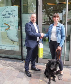 Dr. Chris Müller-von Wrycz Rekowski begrüßt  Josephine Merten als 800ste Kundin im Welcome Center