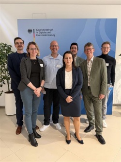 Vertreterinnen und Vertreter der Hanse- und Universitätsstadt Rostock sowie weiterer beteiligter Städte und Unternehmen links: Danilo Schmidt (Leiter Digitalisierung Stadt Flensburg), Melanie Lemke (Abteilungsleiterin Organisation im Hauptamt der Hanse- und Universitätsstadt Rostock), Thorsten Rode (IT Leiter Stadt Nettetal), Jelena Marczinzik (Teamleitung Zentrales Prozessmanagement im Hauptamt der Hanse- und Universitätsstadt Rostock), Fabian Langer (VP Revenue Summ AI GmbH), Jan Keppler (Geschäftsbereichsleiter Digitalisierung Stadt Metzingen), Michael Schwarz (Sachbearbeitung Prozessautomatisierung und digitales Prozessmanagement Stadt Metzingen)