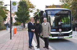 An der Haltestelle Campus Ulmenstraße (v.l.n.r.): Bausenatorin Dr. Ute Fischer-Gäde, Dr. Sybille Bachmann (Prorektorin für Internationales, Transfer und Kommunikationskultur Universität Rostock) und RSAG-Vorstand Jan Bleis.