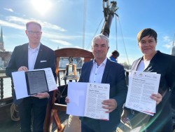 Lübecks Bürgermeister Jan Lindenau, Wismars Bürgermeister Thomas Beyer und Rostocks Oberbürgermeisterin Eva-Maria Kröger (v.l.n.r.) am 23.10.2023 bei der Unterzeichnung der Zusammenarbeit in der „Smarten Hanse“.