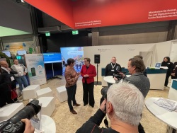 Oberbürgermeisterin Eva-Maria Kröger trifft Klara Geywitz, Bundesministerin für Wohnen, Stadtentwicklung und Bauwesen, am 7.11.2023 auf der Smart Country Convention in Berlin. 