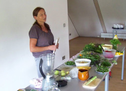 Annelore Sedat beim Vortrag