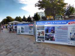 Die Ausstellung „29 Jahre Hanse Sail“ am Alten Strom in Warrnemünde