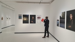 Ausstellungsansicht - abgebildet sind die multimedialen Bildsequenzen  mittig: Cornelia Gloger, selbständige Architektin/Kunst am Bau, Potsdam, Wochenkrippe des VEB Stahl-und Walzwerk „Wilhelm Florin