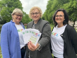 Die BUGA Rostock 2025 GmbH präsentiert sich erstmals bei der „Flair am Meer“. Mit dabei sind Renate Behrmann (Ausstellung, von links), Josefin Rickert (Veranstaltung) und Sarina Thiele (Personal).
