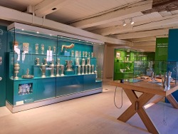 Blick in die Ausstellung „Festlich. Rostocker Feiern“.