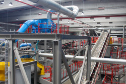 Blick in die Sortieranlage für Verkaufsverpackungsabfälle  der Veolia Umweltservice Nord GmbH - Standort up de Schnur