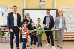  Vorstandsvorsitzender der Stadtwerke Rostock Oliver Brünnich, Luke Jelitto, Schulleiterin Catrin Leiding, Malea Wulf, Tim Römer, Oberbürgermeister der Hanse- und Universitätsstadt Rostock Claus Ruhe Madsen, Vorstand der Stadtwerke Rostock Ute Römer