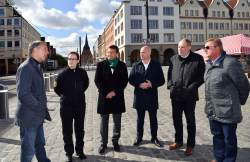 Ortsbeiratsvorsitzender Andreas Herzog, Cityvögtin Anita Hemp, Andreas Beckmann, Abteilungsleiter im Stadtamt, Senator Dr. Chris Müller-von Wrycz Rekowski, City-Manager Dr. Peter Magdanz und Klaus Banner, KTC-Centermanager (v.l.n.r.)