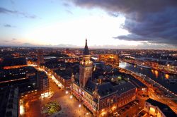 Blick auf Dünkirchen und das Rathaus.