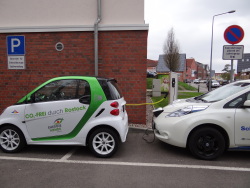 Elektroautos vor einer Ladesäule