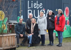 Team BUGA - v.l.n.r.: Robert Strauß (Leiter Planung); Oliver Fudickar (Geschäftsführer BUGA Rostock 2025), Beate Hlawa (Leiterin Marketing, Vertrieb & PR), Julia Klützow (Assistentin der Geschäftsführung), Birgit Nickel (Leiterin Finanzen & Controlling), Renate Behrmann, Ausstellungsbevollmächtigte der DBG (Deutsche Bundesgartenschau-Gesellschaft mbH)