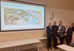 Staatssekretär Dr. Stefan Rudolph (v.li.), Zoodirektor Udo Nagel, Oberbürgermeister Claus Ruhe Madsen und Finanzsenator Chris Müller-von Wrycz Rekowski beschließen den Neubau einer Robbenanlage im Zoo Rostock.