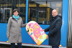 Barbie wurde in der Bahn vergessen, RSAG-Vorstand Yvette Hartmann und Rostocks Finanzsenator Dr. Chris Müller-von Wrycz Rekowski hoffen auf ein Happy End für das schicke Schwimmbrett.