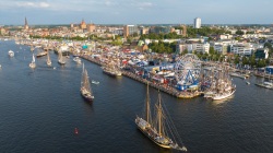 Am Samstagnachmittag haben viele Menschen den Stadthafen in Rostock besucht.