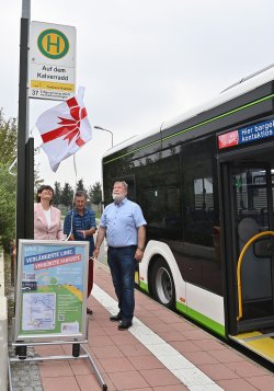 RSAG-Vorstand Yvette Hartmann, Tiefbau-Amtsleiter Heiko Tiburtius und Ralf Mucha, Ortsbeiratsvorsitzender im Stadtteil Lichtenhagen, weihen die neue Haltestelle 