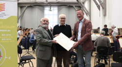 Übergabe der Noten zur Jubiläumskantate: Dr. Bernd Melzer, Vorsitzender der Pro arte Künstlerakademie; Dirigent Jon Bara Johansen und Hans-Michael Westphal, Orchesterdirektor der Norddeutschen Philharmonie (v.l.n.r.)