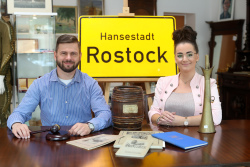 Auktionator Manuel Hagedorn und Caro Jarling vom Auktionshaus Küstenhammer