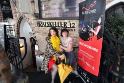 Das Schauspielduo Isabelle Richter (li.) und Janina Sachsenmaier schauten