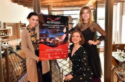 Melanie Germanotta vom „Blauen Esel“ (v.li.), Sängerin Anna Krasnoselskaya und Pianistin Ekaterina Nazarova inspizierten schon einmal ihre Wirkungsstätte in der Eselföter Straße