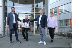 Kuchenübergabe am 27. März 2020: Oberbürgermeister Claus Ruhe Madsen; Steffen Vollrath, Verwaltungsdirektor, Klinikum Südstadt Rostock; Dr. Chris Müller-von Wrycz Rekowski, Finanzsenator, und Sylvia Waterstradt, Pflegedienstdirektorin, Klinikum Südstadt Rostock (v.l.n.r.)
