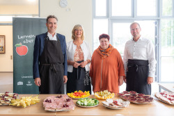 Gruppenfoto mit Frühstücksbuffet