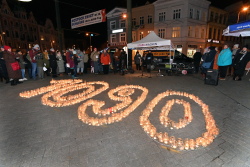 Lichteraktion „Wir bleiben dabei – Frei leben ohne Gewalt!“ auf dem Doberaner Platz.