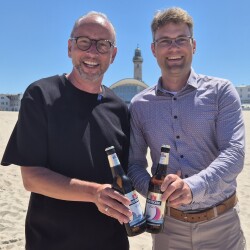 Matthias Fromm, Leiter der Tourismuszentrale (links), Ronny Löwendei Geschäftsführer Hanseatische Brauerei Rostock 