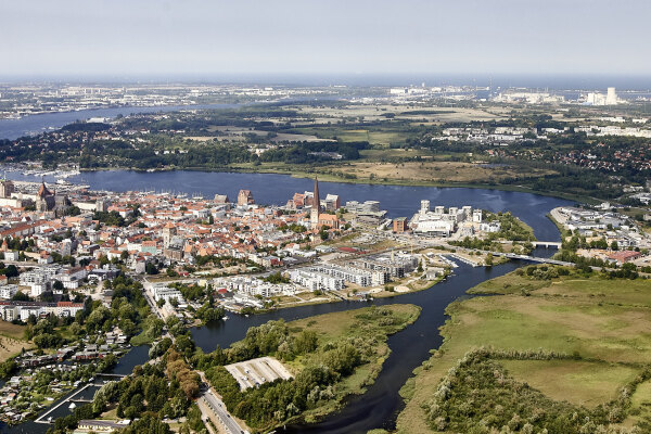 Luftbild Rostock, Blick auf die Warnow und Petriviertel