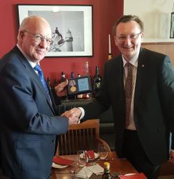 Konstantin Nefedov, Leiter der Konsularabteilung bei der Russischen Botschaft, überreicht Oberbürgermeister Roland Methling eine Gedenkmedaille, die an das 300-jährige Jubiläum des Europa-Reise Peters des Großen erinnert.