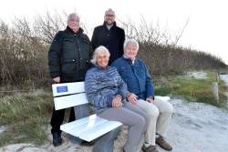 Jürgen Dudek und Matthias Fromm danken Gisela und Manfred Dreßler (sitzend auf der Bank) für ihr Engagement und die neuen Bänke in Markgrafenheide.