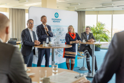 Hauptgeschäftsführer des VKU Dr. Ingbert Liebing, Vorstandsvorsitzender der Stadtwerke Rostock AG Oliver Brünnich, Vorstand der Stadtwerke Rostock AG Heike Witzel, Geschäftsführer der Stadtwerke Rostock Netzgesellschaft mbH Gerald Schubert (v.l.n.r.)