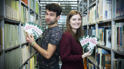Pascal Knefeli und Mona Mergemeier vom AStA der Universität Rostock haben die Lange Nacht der (aufgeschobenen) Hausarbeiten vorbereitet und freuen sich auf viele Kommilitonen, die am 7. Februar in die Universitätsbibliothek kommen 