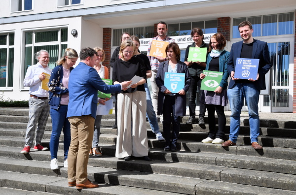 Urkundenübergabe Abschluss der BNE-Modellkommune