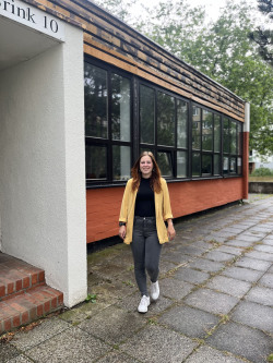Quartiersmanagerin vor dem neuen Stadtteilbüro m Lichtenhäger Brink 10