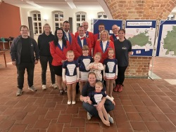 Das Eröffnungsteam für die Ausstellung des Rostocker Karneval Clubs am 2. November 2023 in der Rathaushalle.